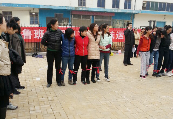 2014年3月7日，公司全體女職工以昂揚(yáng)的斗志，飽滿的精神狀態(tài)，參加了金魯班集團(tuán)組織的第一屆趣味運(yùn)動(dòng)會(huì)，并參與了跳繩、拔河、踢毽子等7個(gè)項(xiàng)目的比賽，包攬了踢毽子前三名的傲人戰(zhàn)績(jī)，拔河獲第二名。