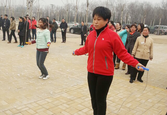 2014年3月7日，公司全體女職工以昂揚(yáng)的斗志，飽滿的精神狀態(tài)，參加了金魯班集團(tuán)組織的第一屆趣味運(yùn)動(dòng)會(huì)，并參與了跳繩、拔河、踢毽子等7個(gè)項(xiàng)目的比賽，包攬了踢毽子前三名的傲人戰(zhàn)績(jī)，拔河獲第二名。